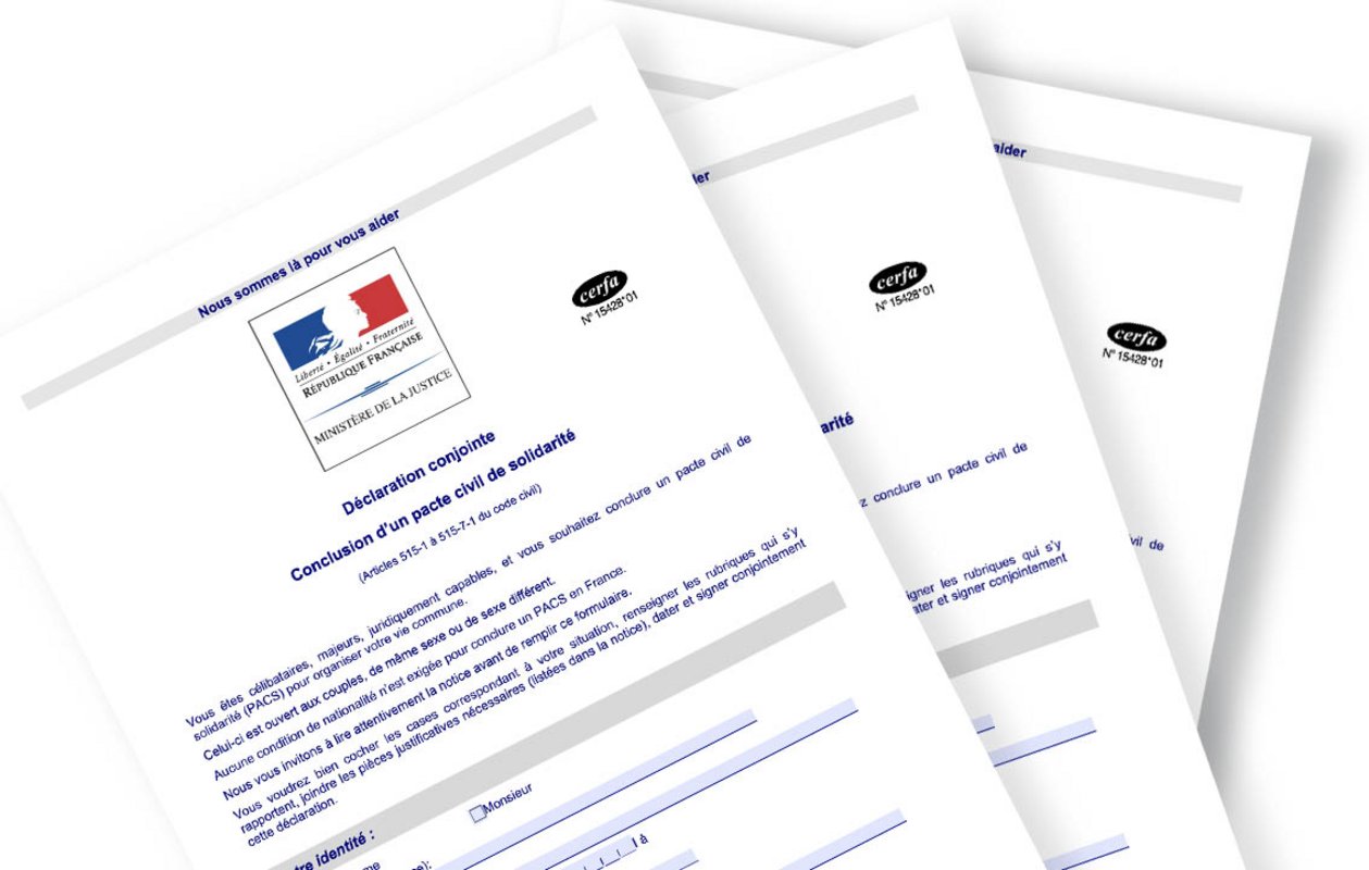 trois feuilles de formulaire du pacte Civile de Solidarité
