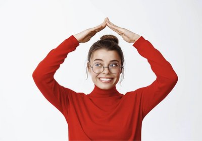 femme qui mime un toit avec ses bras